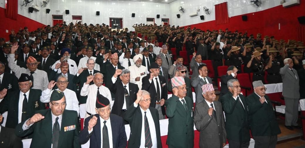 सुबाथू में चौथी गोरखा राइफल्स रेजिमेंटल में पुनर्मिलन समारोह के दौरान मुख्यातिथि को सम्मानित क सुबाथू में चौथी गोरखा राइफल्स रेजिमेंटल में पुनर्मिलन समारोह के दौरान मुख्यातिथि को सम्मानित क