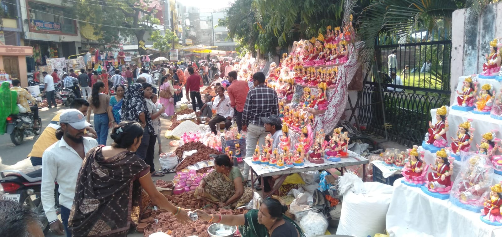 दीपावली पर चमक उठे बाजार दीपावली पर चमक उठे बाजार