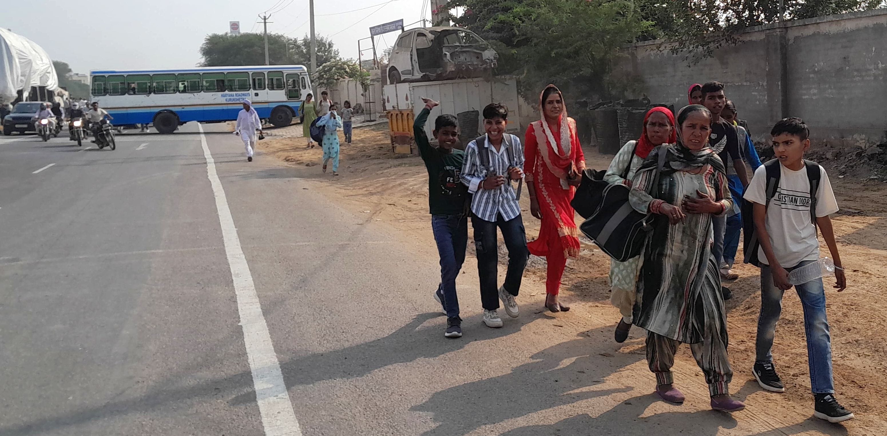 27जेएनडी07-रिफाइनरी सिलिंडरों को दिल्ली-पटियाला नेशनल हाईवे से गुजारते हुए। संवाद