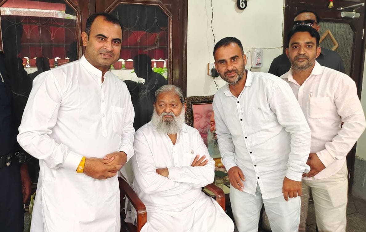 27जेएनडी11-परिवहन मंत्री अनिल विज से मिलते रोडवेज मिनिस्ट्रियल स्टाफ एसोसिएशन सदस्य। स्रोत संगठ 27जेएनडी11-परिवहन मंत्री अनिल विज से मिलते रोडवेज मिनिस्ट्रियल स्टाफ एसोसिएशन सदस्य। स्रोत संगठ