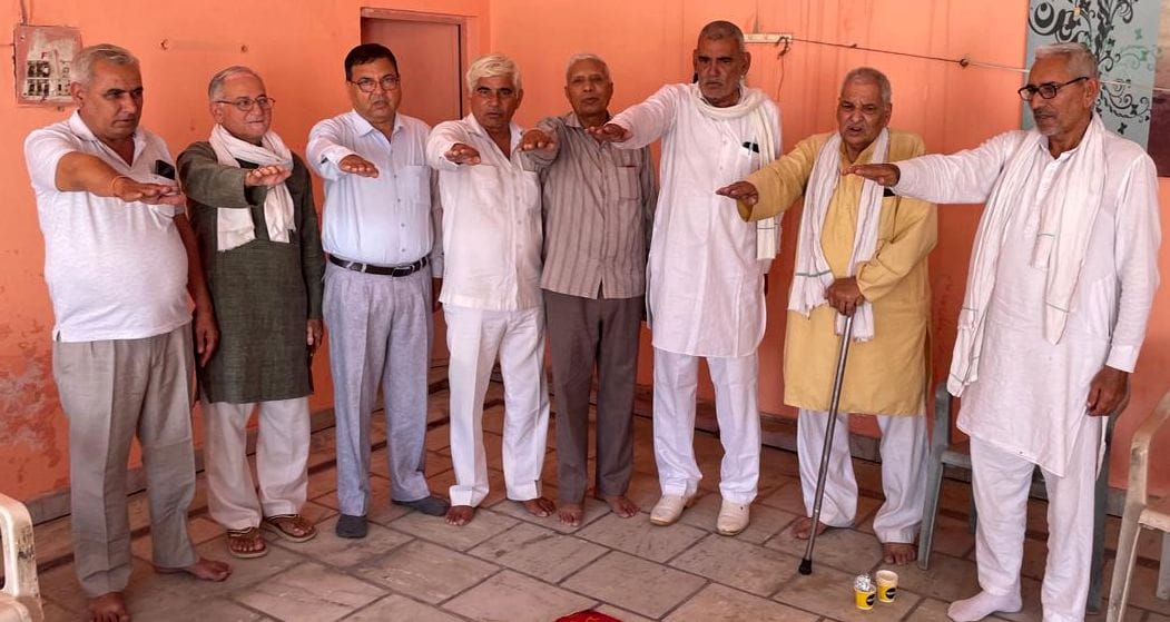 27जेएनडी12-चुनाव के बाद गोपनीयता की शपथ लेते रिटायर्ड कर्मचारी संघ के पदाधिकारी। स्रोत संस्था