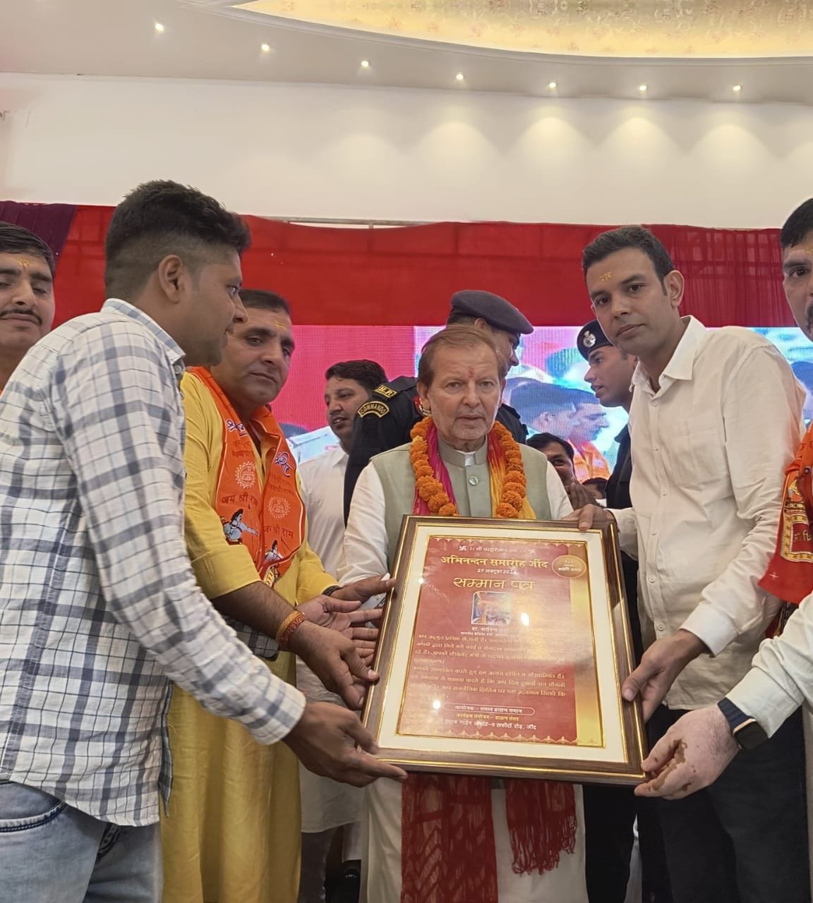 27जेएनडी18: प्रदेश के सहकारिता मंत्री अरविंद शर्मा को सम्मानित करते हुए समाज के लोग। संवाद
