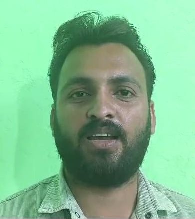 जाति प्रमाण पत्र बनवाने के लिए युवक से वियर लेता कार में बैठा लेखपाल। वीडियो ग्रेब जाति प्रमाण पत्र बनवाने के लिए युवक से वियर लेता कार में बैठा लेखपाल। वीडियो ग्रेब