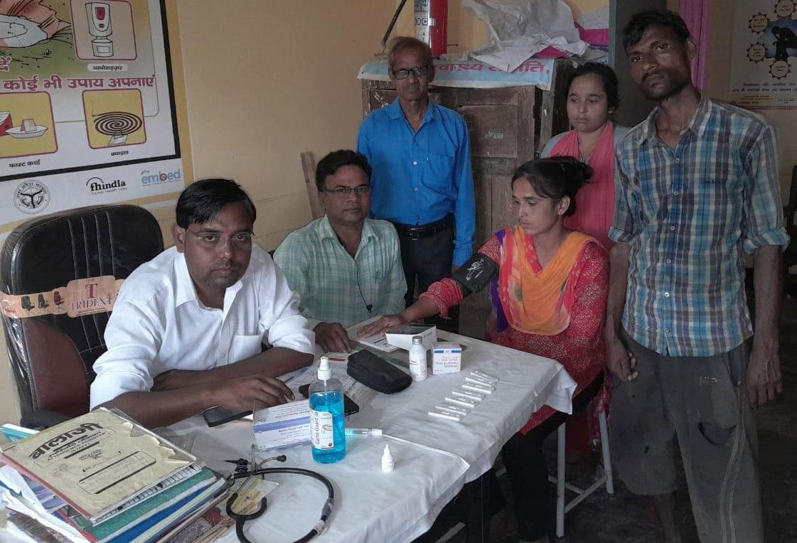 कुंवरगांव पीएचसी पर रिकॉर्ड देखते सीएमओ डॉ रामेश्वर मिश्रा। संवाद कुंवरगांव पीएचसी पर रिकॉर्ड देखते सीएमओ डॉ रामेश्वर मिश्रा। संवाद
