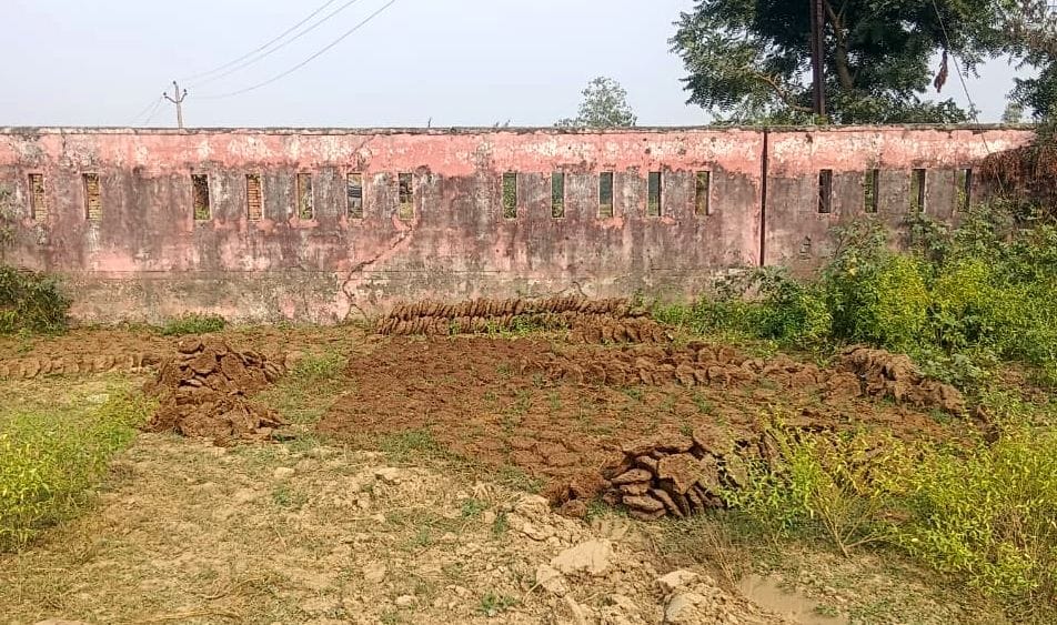 कुंवरगांव पीएचसी पर रिकॉर्ड देखते सीएमओ डॉ रामेश्वर मिश्रा। संवाद कुंवरगांव पीएचसी पर रिकॉर्ड देखते सीएमओ डॉ रामेश्वर मिश्रा। संवाद