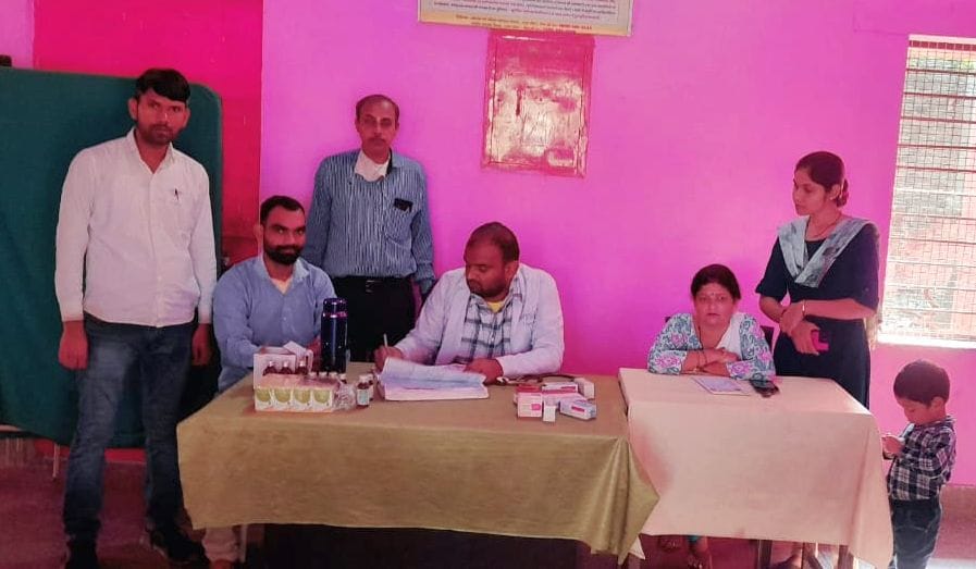 कुंवरगांव पीएचसी पर रिकॉर्ड देखते सीएमओ डॉ रामेश्वर मिश्रा। संवाद कुंवरगांव पीएचसी पर रिकॉर्ड देखते सीएमओ डॉ रामेश्वर मिश्रा। संवाद