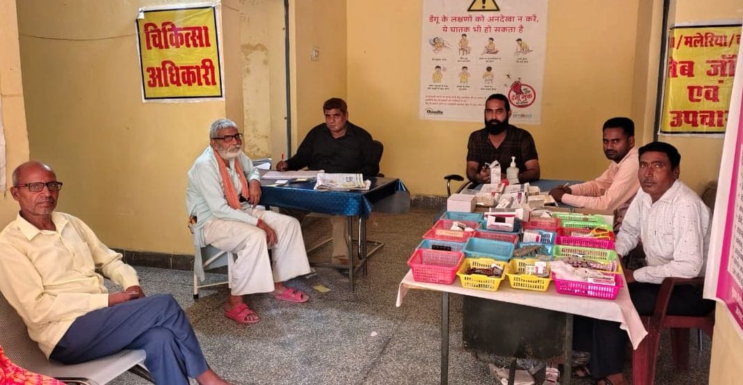 कुंवरगांव पीएचसी पर रिकॉर्ड देखते सीएमओ डॉ रामेश्वर मिश्रा। संवाद कुंवरगांव पीएचसी पर रिकॉर्ड देखते सीएमओ डॉ रामेश्वर मिश्रा। संवाद