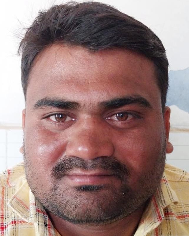 खाद के लिए अलीगंज सहकारी समिति के बाहर रात में लगी किसानों की भीड़। जागरूक पाठक खाद के लिए अलीगंज सहकारी समिति के बाहर रात में लगी किसानों की भीड़। जागरूक पाठक