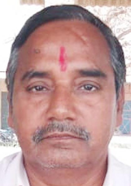 खाद के लिए अलीगंज सहकारी समिति के बाहर रात में लगी किसानों की भीड़। जागरूक पाठक खाद के लिए अलीगंज सहकारी समिति के बाहर रात में लगी किसानों की भीड़। जागरूक पाठक