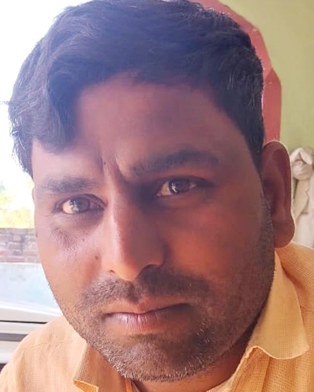 खाद के लिए अलीगंज सहकारी समिति के बाहर रात में लगी किसानों की भीड़। जागरूक पाठक खाद के लिए अलीगंज सहकारी समिति के बाहर रात में लगी किसानों की भीड़। जागरूक पाठक