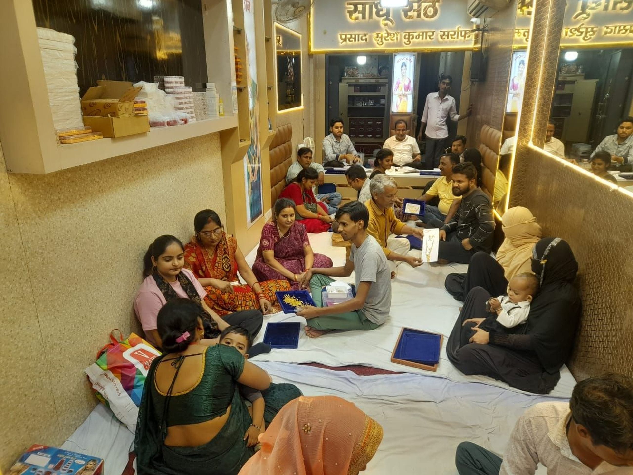 शहजादपुर के फव्वारा तिराहे के पास सजी बर्तन की दुकान।