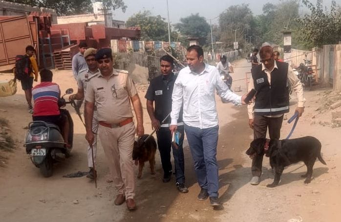 28जेएनडी03-त्योहारी सीजन को लेकर जंक्शन पर जांच करती डॉग स्कवॉयड की टीम। संवाद