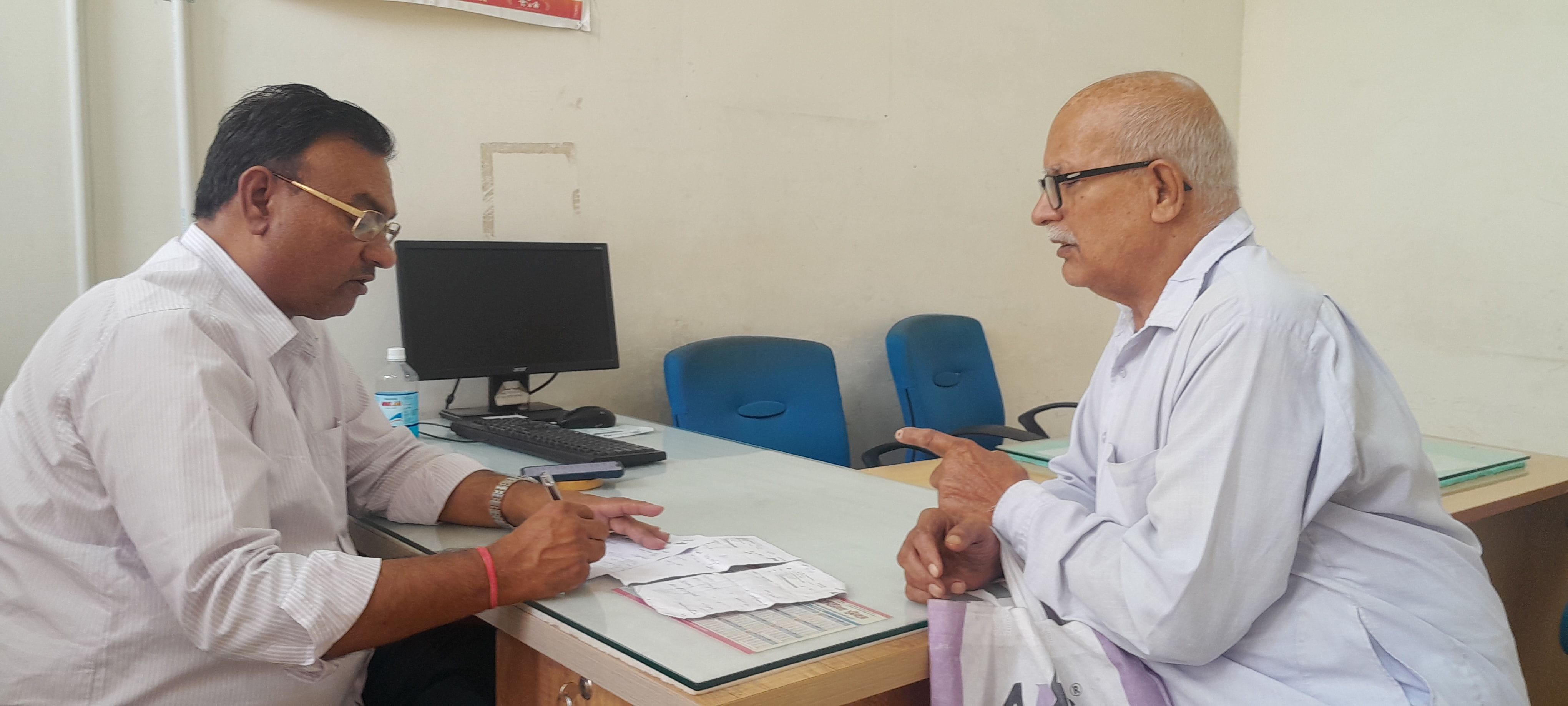 28जेएनडी04 : नागरिक अस्पताल में मरीजों का उपचार करते फिजिशियन डॉ. नरेश वर्मा। संवाद 28जेएनडी04 : नागरिक अस्पताल में मरीजों का उपचार करते फिजिशियन डॉ. नरेश वर्मा। संवाद