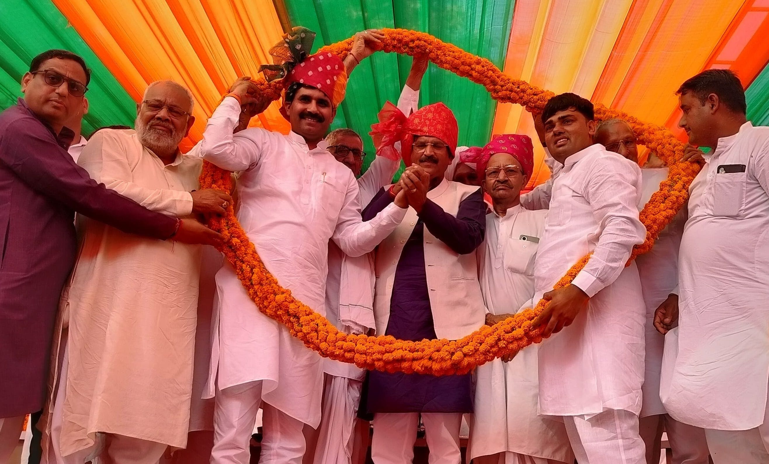 28जेएनडी21-कलौदा खुर्द गांव में पुष्प माला से मंत्री कृष्ण बेदी का स्वागत करते ग्रामीण। संवाद 28जेएनडी21-कलौदा खुर्द गांव में पुष्प माला से मंत्री कृष्ण बेदी का स्वागत करते ग्रामीण। संवाद