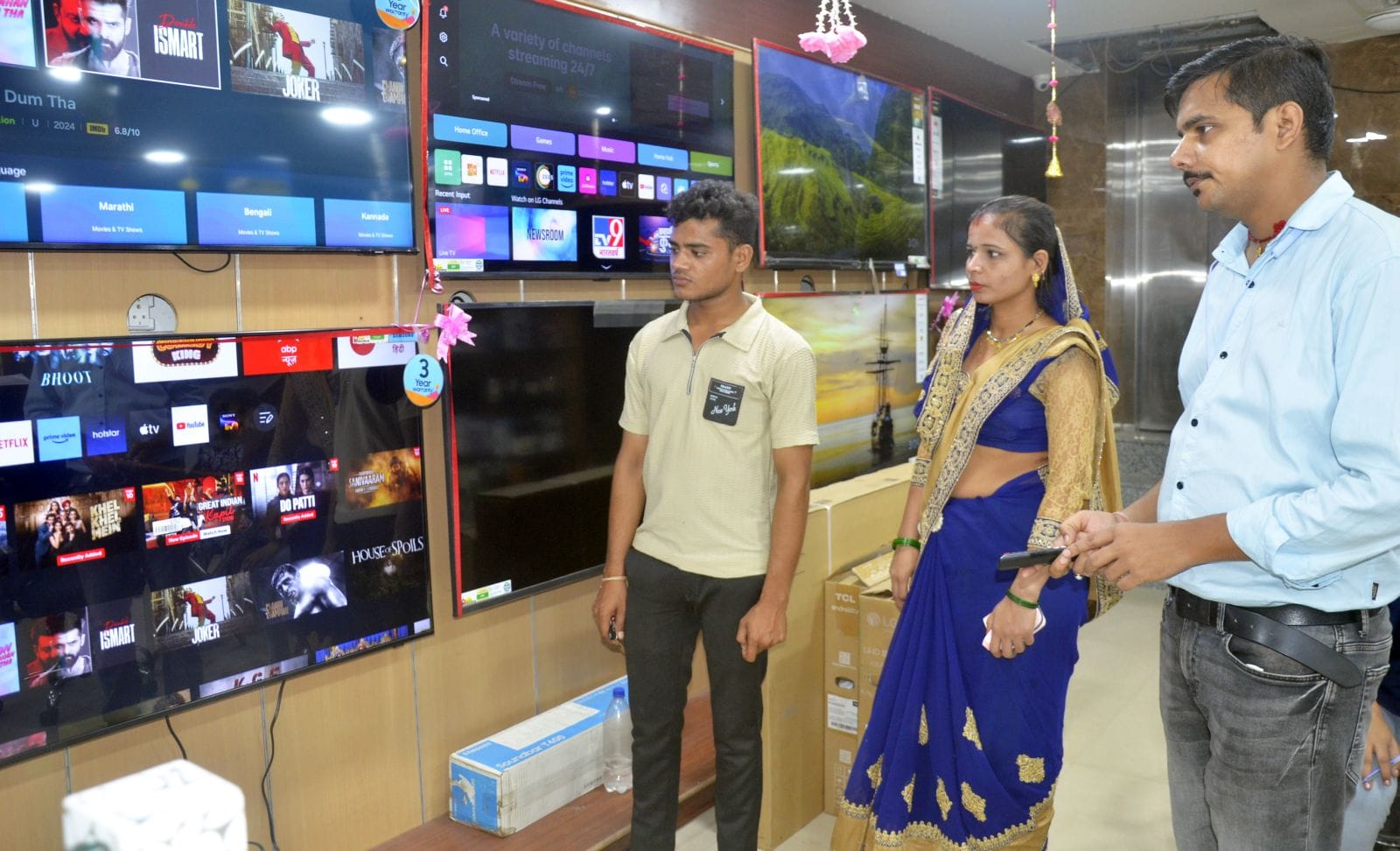 बाजार में खीलें-खिलौने खरीदते लोग। संवाद बाजार में खीलें-खिलौने खरीदते लोग। संवाद