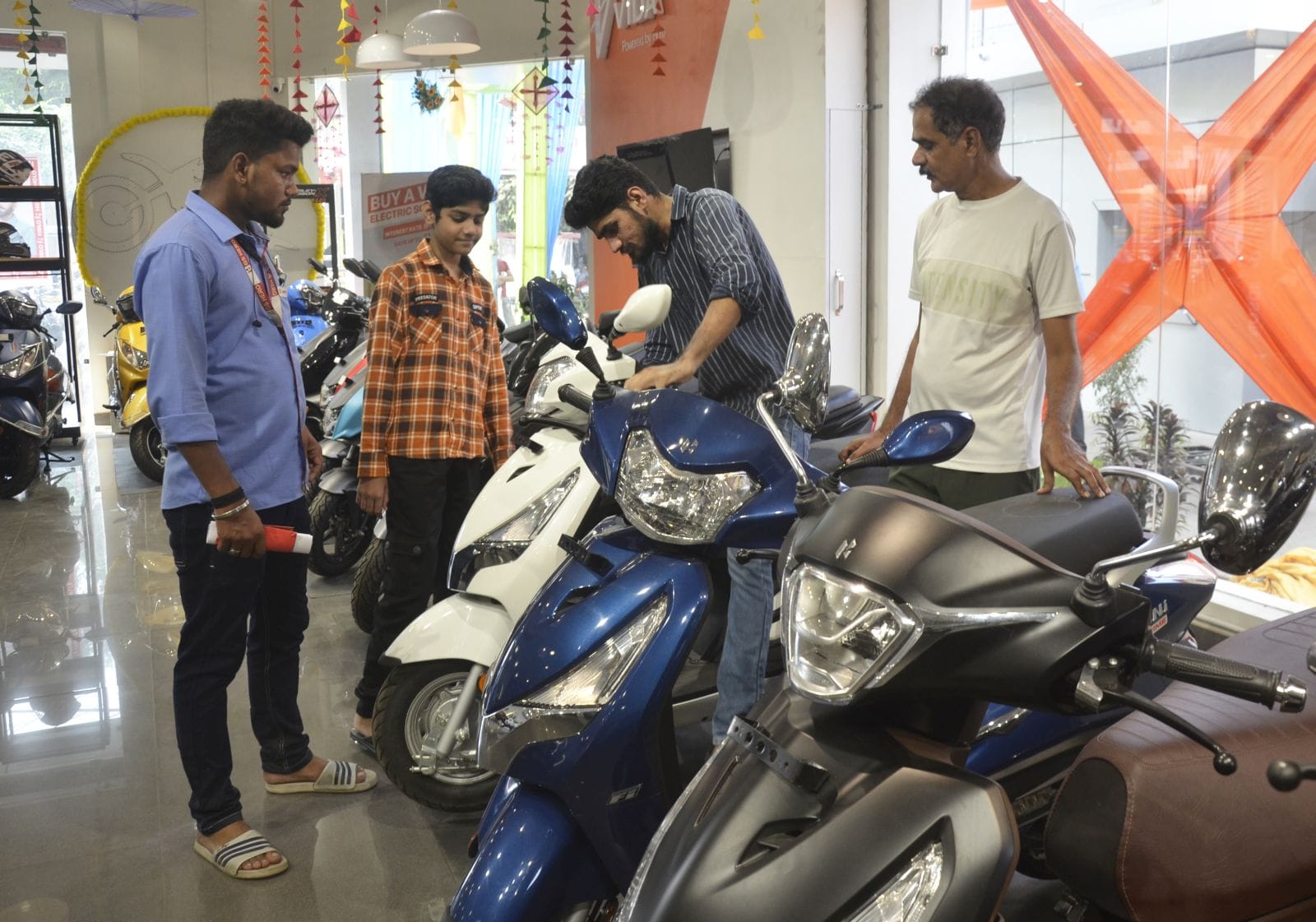 बाजार में खीलें-खिलौने खरीदते लोग। संवाद बाजार में खीलें-खिलौने खरीदते लोग। संवाद