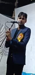 बीसलपुर में आयोजित कवि सम्मेलन में काव्य पाठ करते अनुराग मिश्रा।संवाद