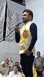 बीसलपुर में आयोजित कवि सम्मेलन में काव्य पाठ करते अनुराग मिश्रा।संवाद