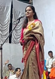 बीसलपुर में आयोजित कवि सम्मेलन में काव्य पाठ करते अनुराग मिश्रा।संवाद