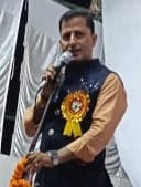 बीसलपुर में आयोजित कवि सम्मेलन में काव्य पाठ करते अनुराग मिश्रा।संवाद