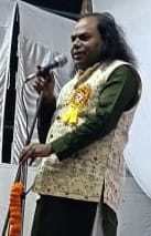 बीसलपुर में आयोजित कवि सम्मेलन में काव्य पाठ करते अनुराग मिश्रा।संवाद