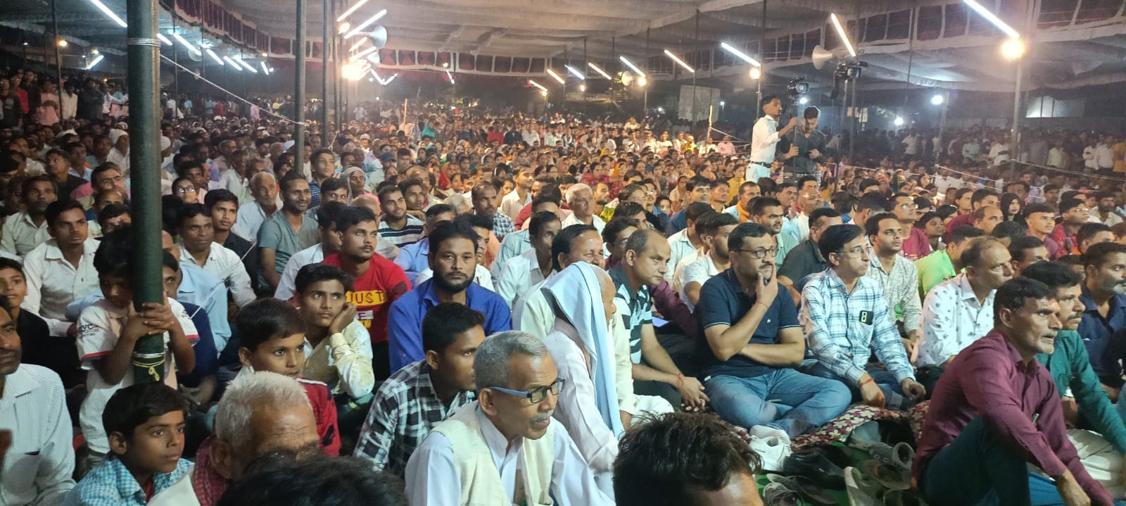 बीसलपुर में आयोजित कवि सम्मेलन में काव्य पाठ करते अनुराग मिश्रा।संवाद