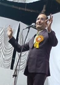 बीसलपुर में आयोजित कवि सम्मेलन में काव्य पाठ करते अनुराग मिश्रा।संवाद