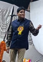 बीसलपुर में आयोजित कवि सम्मेलन में काव्य पाठ करते अनुराग मिश्रा।संवाद