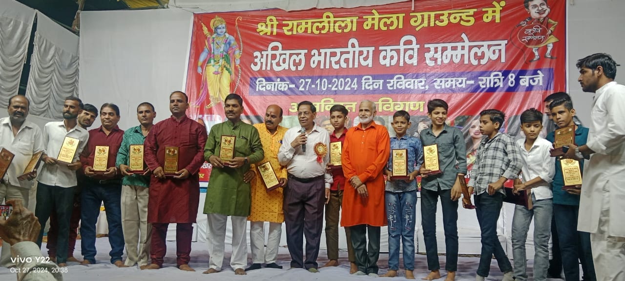 बीसलपुर में आयोजित कवि सम्मेलन में काव्य पाठ करते अनुराग मिश्रा।संवाद