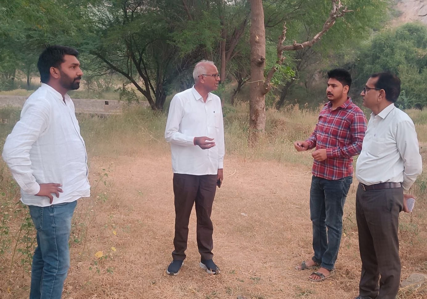 फोटो संख्या:76- ग्रामीणों से बातचीत करते विधायक कंवर सिंह--संवाद फोटो संख्या:76- ग्रामीणों से बातचीत करते विधायक कंवर सिंह--संवाद