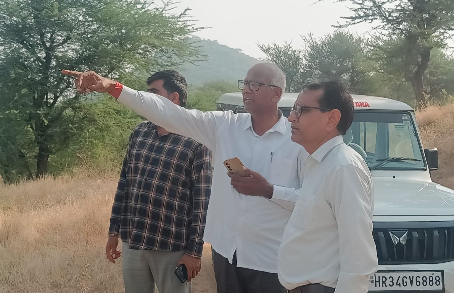 फोटो संख्या:76- ग्रामीणों से बातचीत करते विधायक कंवर सिंह--संवाद फोटो संख्या:76- ग्रामीणों से बातचीत करते विधायक कंवर सिंह--संवाद