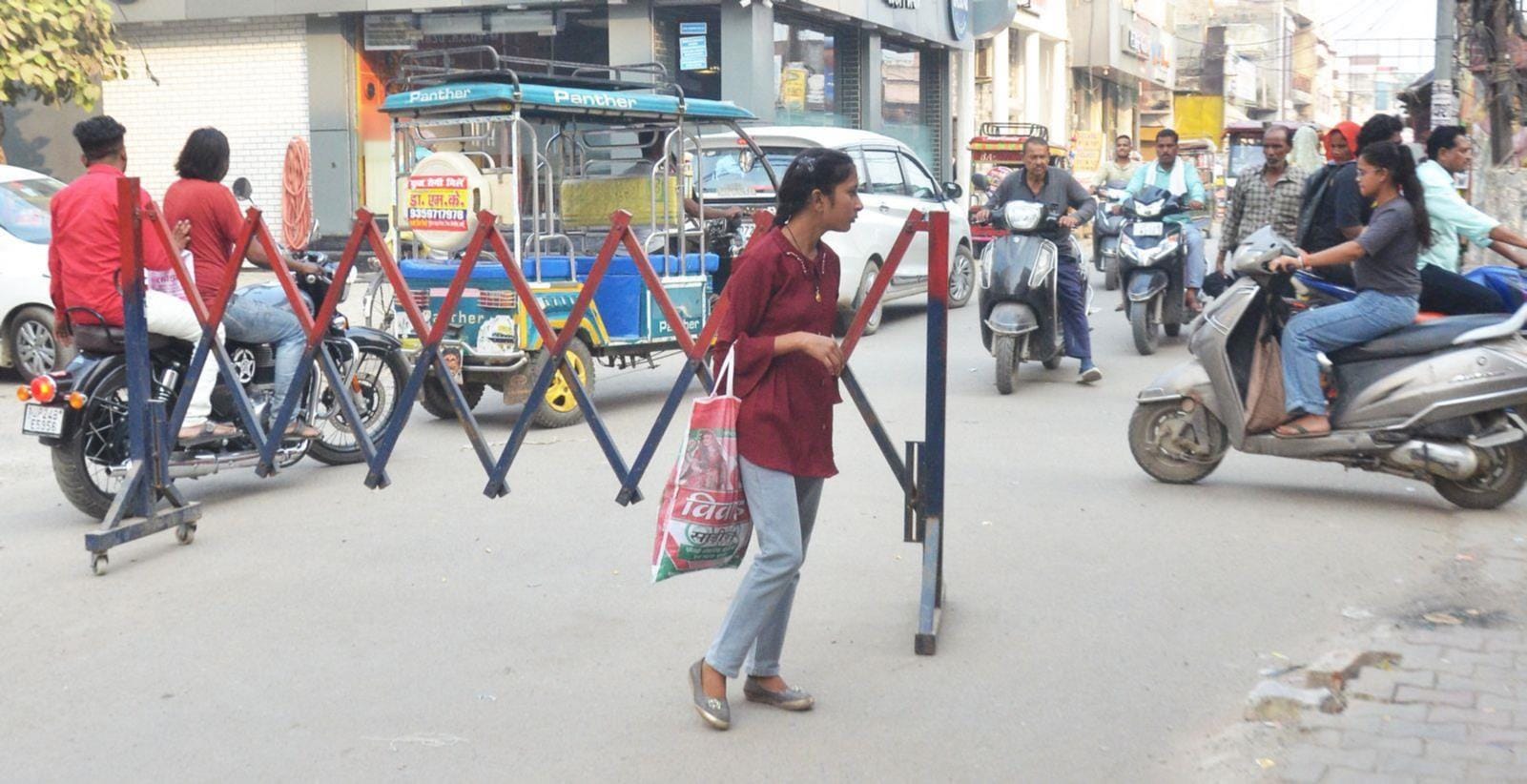 खैराती चौक पर जाम में फंसे वाहन। संवाद