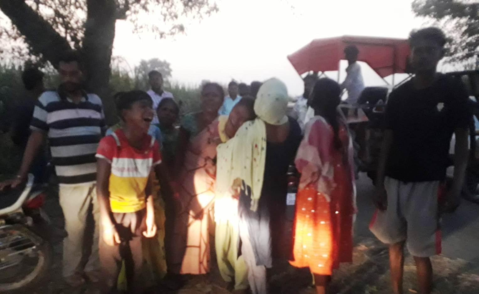 मझगईं में बाघ द्वारा युवक को खींचने के बाद जमा भीड़। संवाद मझगईं में बाघ द्वारा युवक को खींचने के बाद जमा भीड़। संवाद