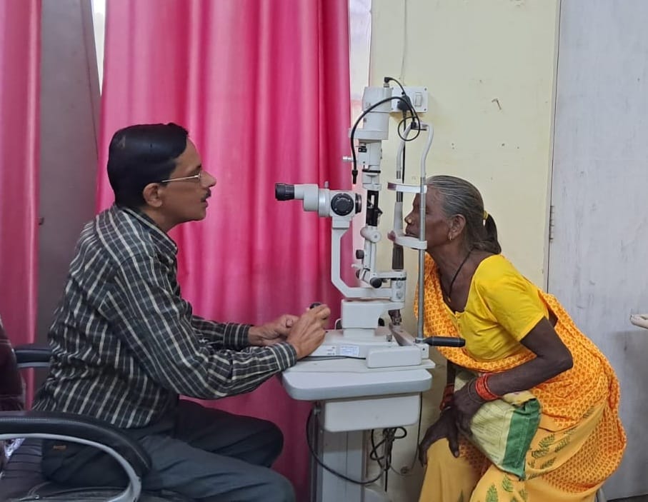 पीलीभीत के जिला चिकित्सालय में दवा वितरण कक्ष पर लगी लाइन।संवाद पीलीभीत के जिला चिकित्सालय में दवा वितरण कक्ष पर लगी लाइन।संवाद