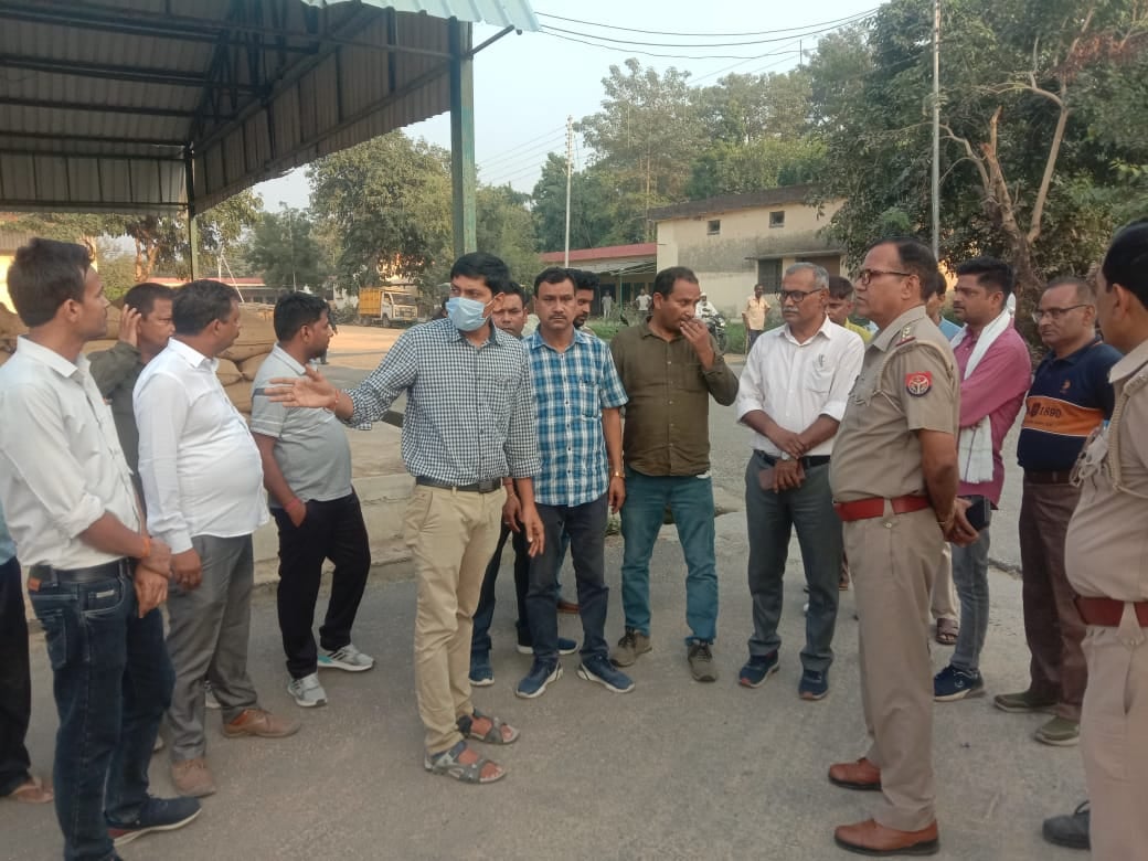 पूरनपुर मंडी समिति में धान खरीद केंद्र प्रभारी और किसान नेता में मारपीट की कोशिक पर बीच में घु