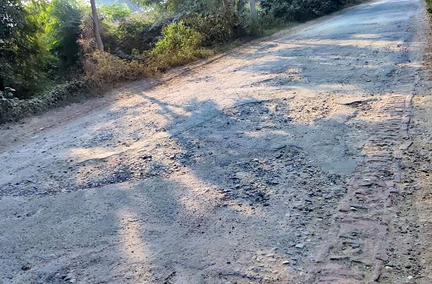 तिलहर में अस्पताल रोड पर हुआ गड्ढा। संवाद तिलहर में अस्पताल रोड पर हुआ गड्ढा। संवाद