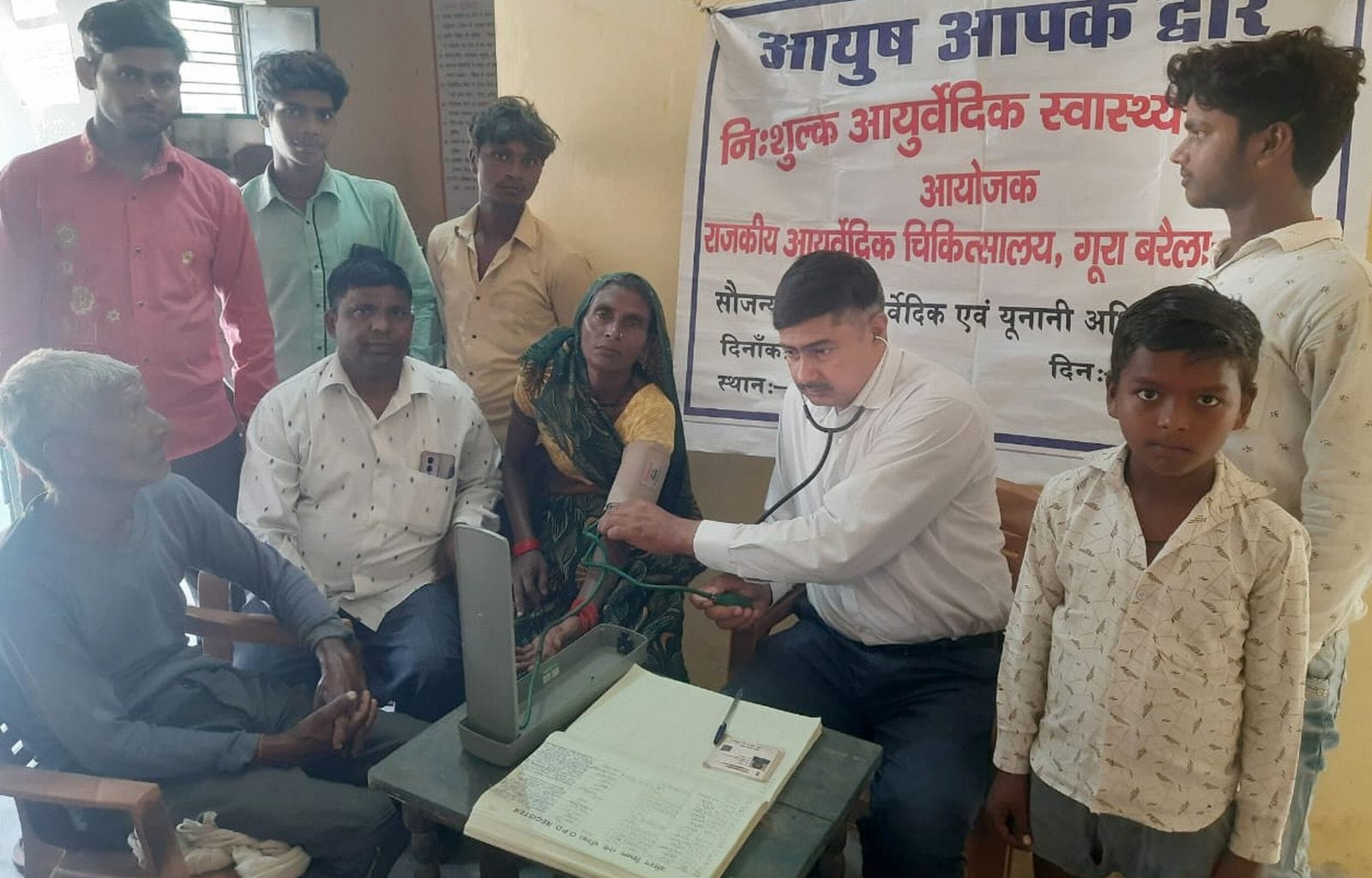दलेलनगर गांव में लोगों को जागरूक करती आयुर्वेदिक विभाग की टीम।स्रोत-स्वास्थ्य विभाग