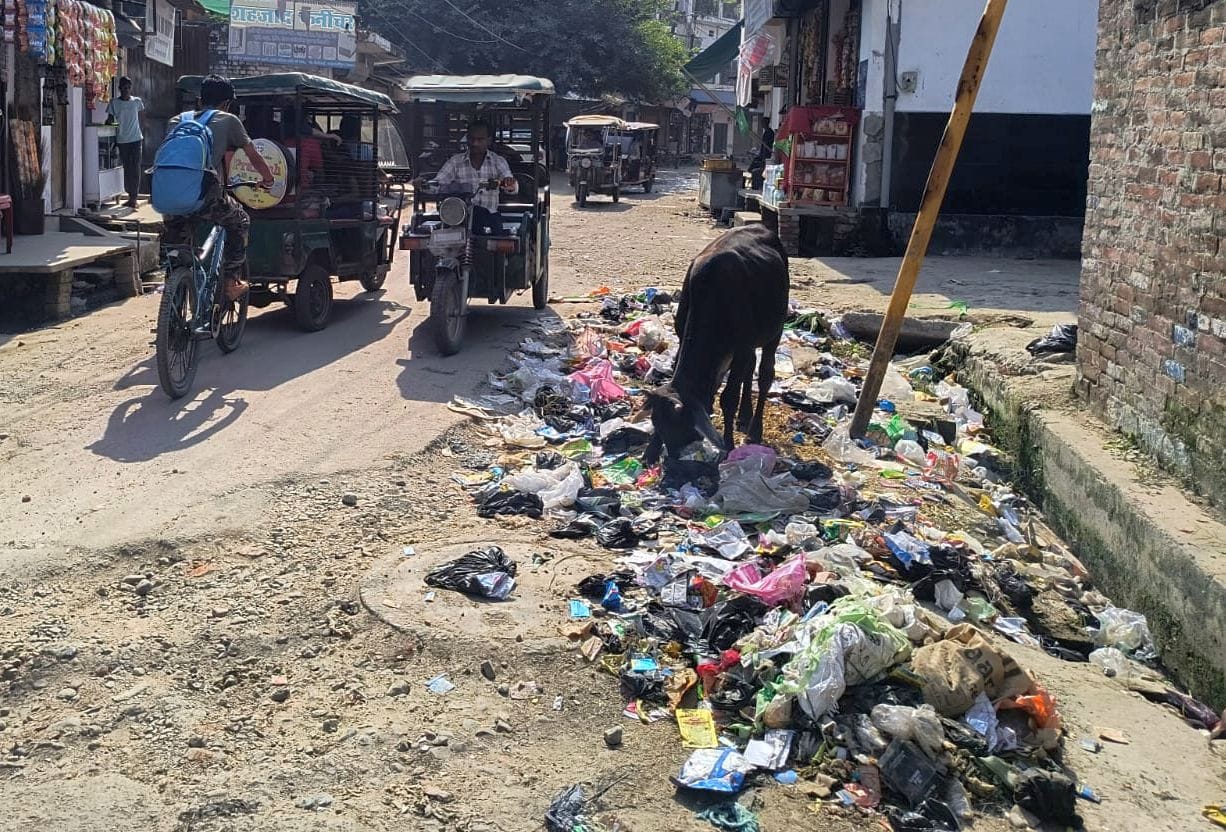 ऐमनजई जलालनगर में पड़ा कूड़ा। संवाद