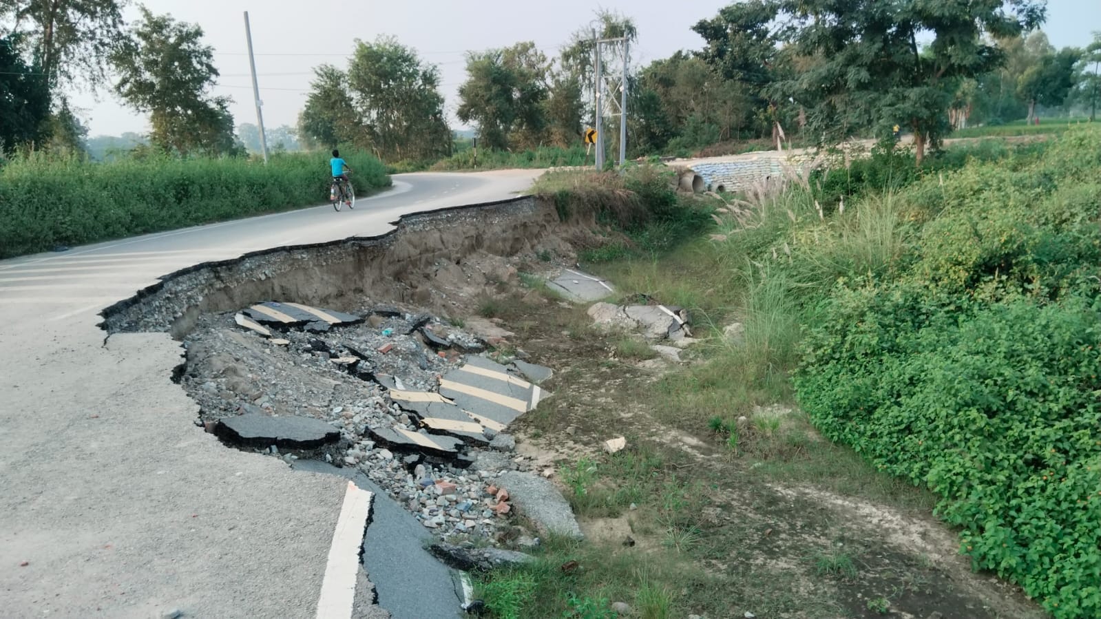 भगा मोहम्मदगंज के पास कटी सड़क।संवाद