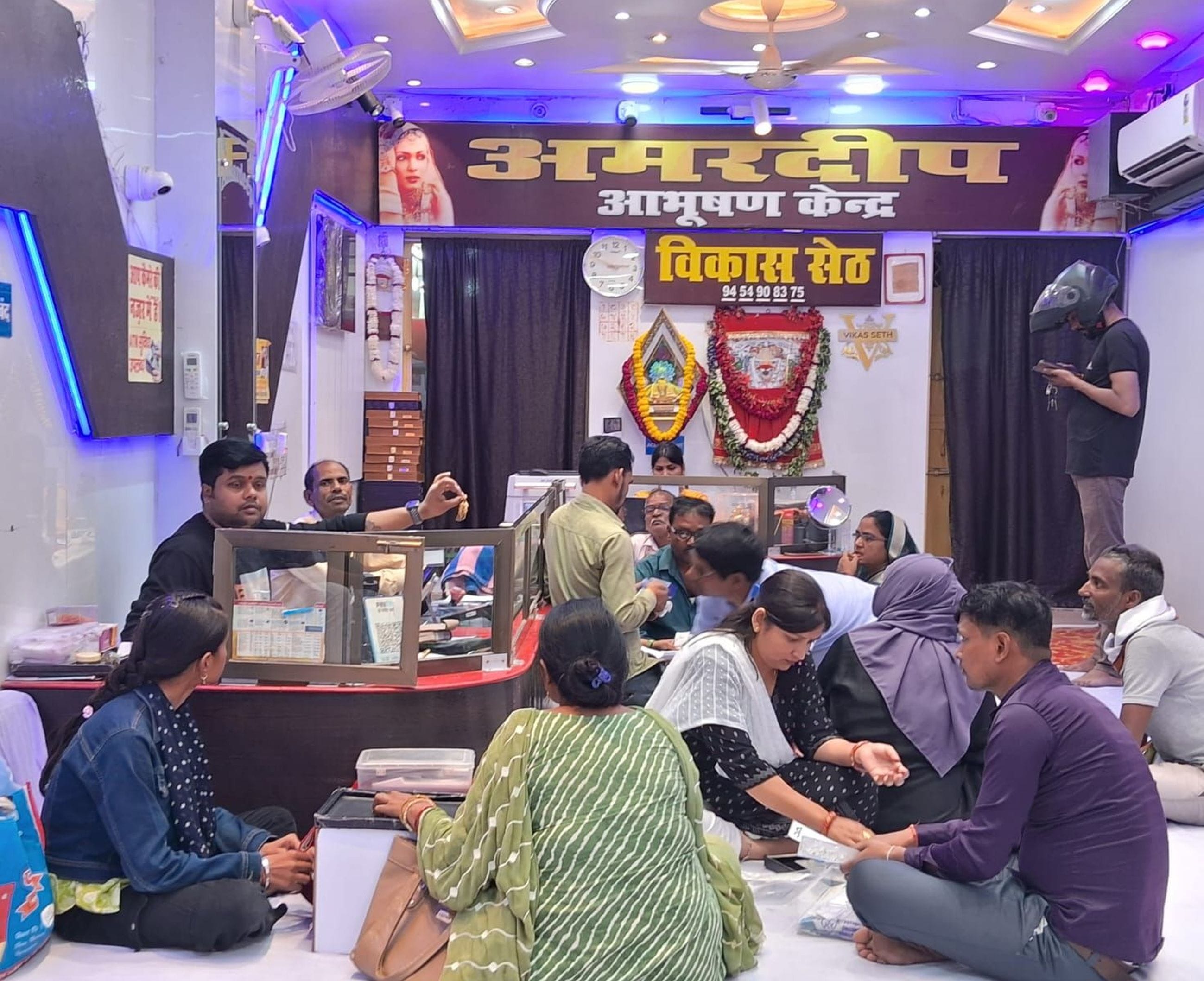 बर्तन की दुकानों पर जुटी खरीदारों की भीड़। बर्तन की दुकानों पर जुटी खरीदारों की भीड़।