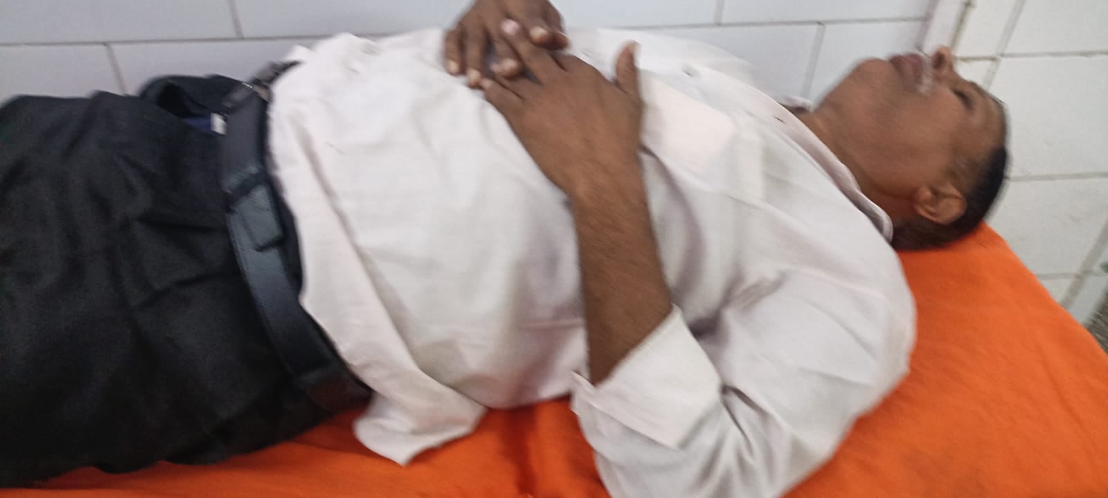 बीसलपुर के सामुदायिक स्वास्थ्य केंद्र में भर्ती घायल सेठपाल सिंह।संवाद बीसलपुर के सामुदायिक स्वास्थ्य केंद्र में भर्ती घायल सेठपाल सिंह।संवाद