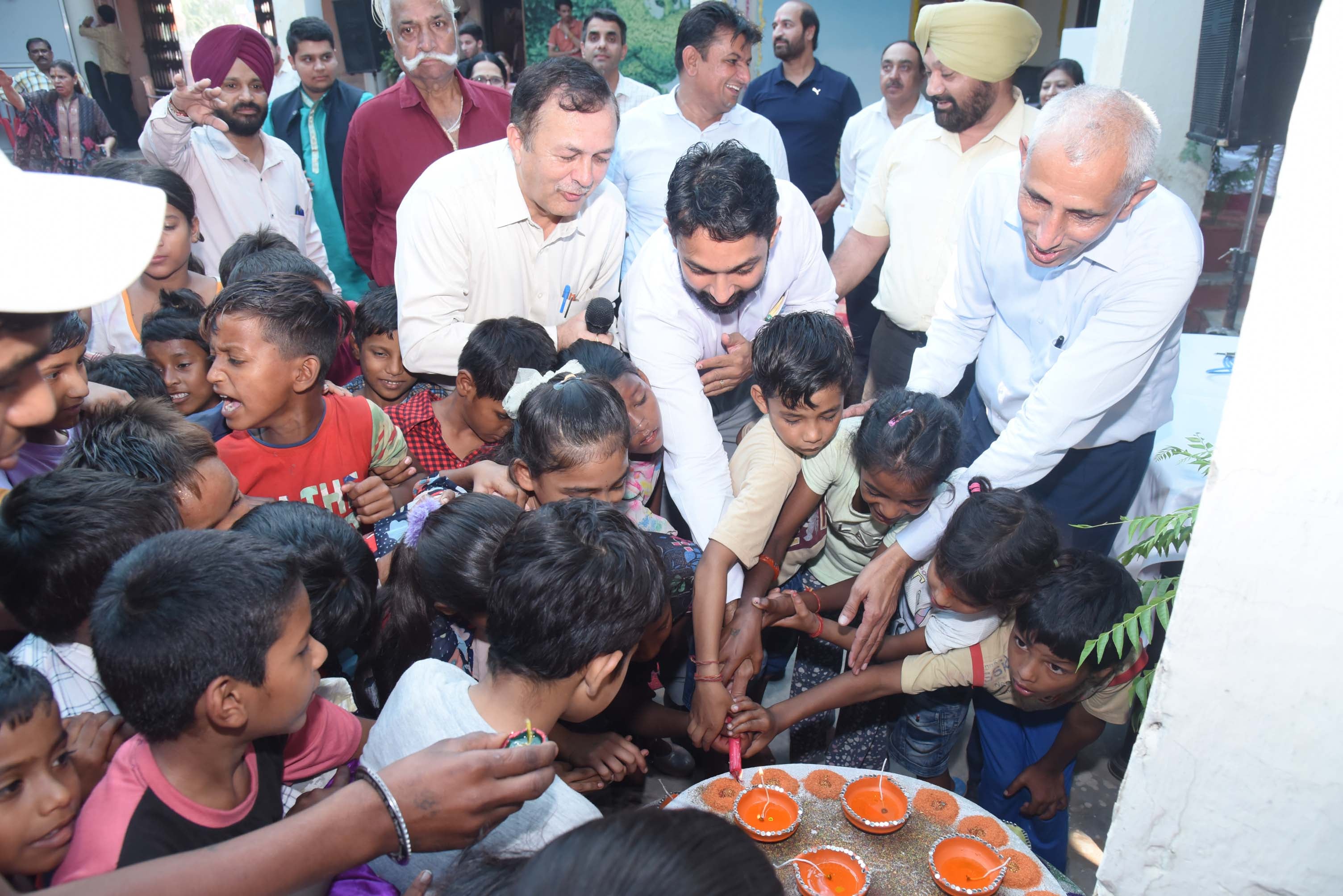 छावनी के बाल भवन में बच्चों के साथ जमीन पर बैठे डीसी पार्थ गुप्ता व अन्य अधिकारी। संवाद छावनी के बाल भवन में बच्चों के साथ जमीन पर बैठे डीसी पार्थ गुप्ता व अन्य अधिकारी। संवाद