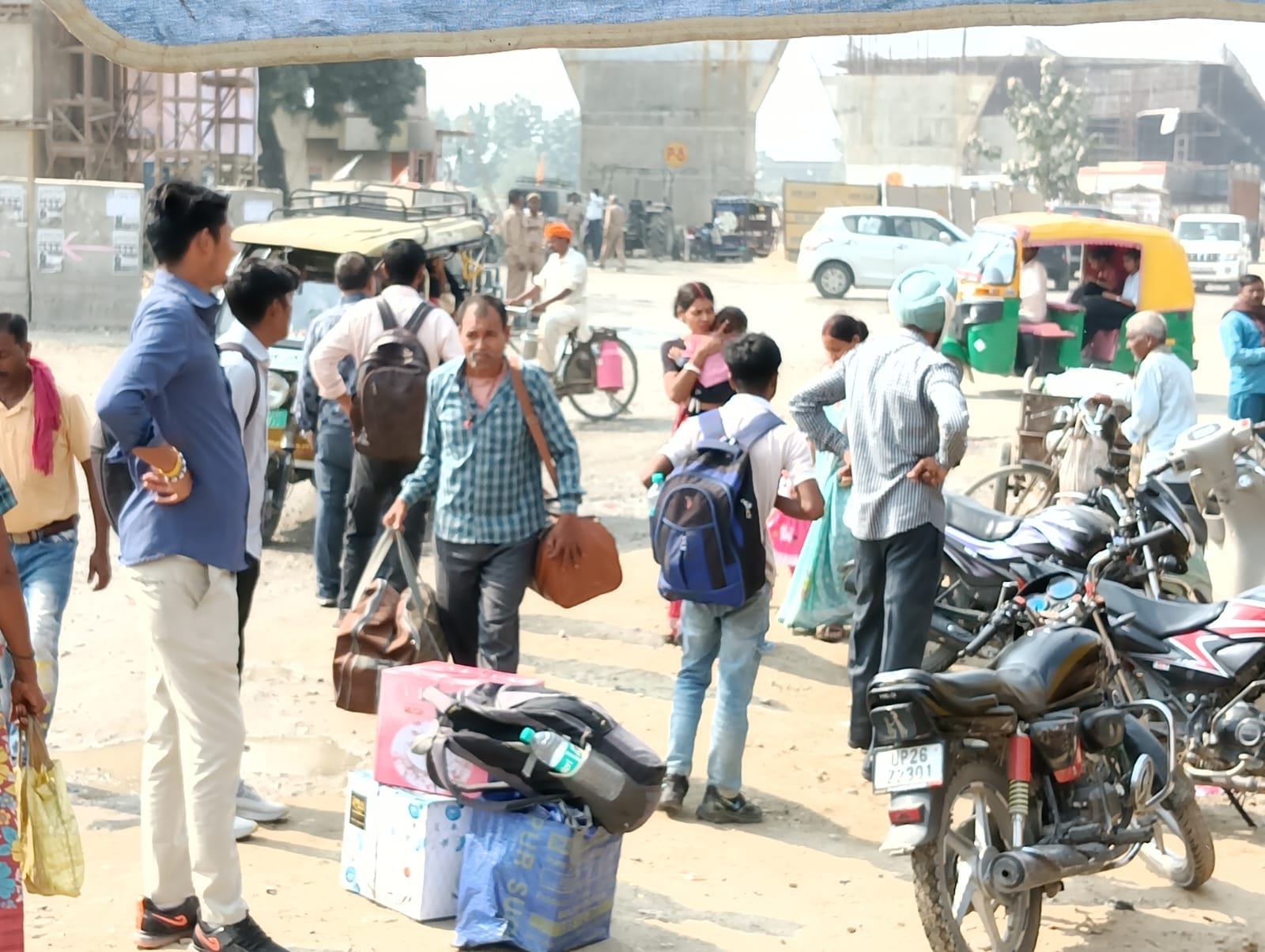 पीलीभीत के असम चौराहे पर पूरनपुर मार्ग पर खड़ी मैजिक।संवाद पीलीभीत के असम चौराहे पर पूरनपुर मार्ग पर खड़ी मैजिक।संवाद