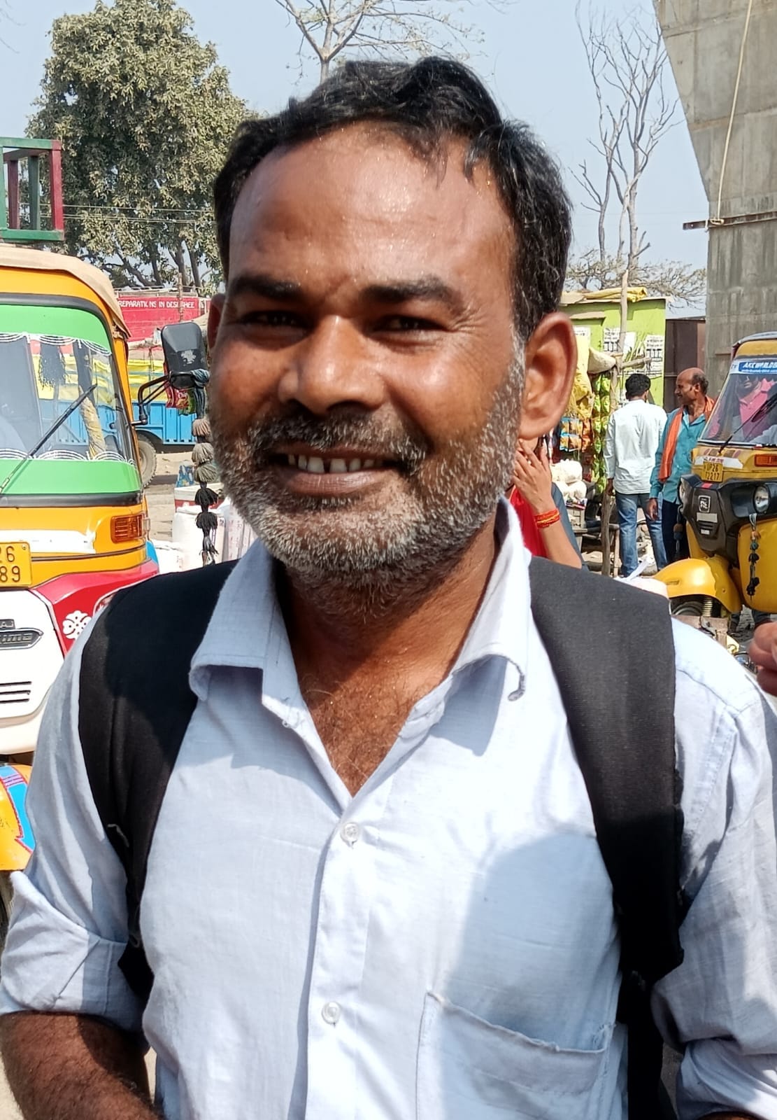पीलीभीत के असम चौराहे पर पूरनपुर मार्ग पर खड़ी मैजिक।संवाद पीलीभीत के असम चौराहे पर पूरनपुर मार्ग पर खड़ी मैजिक।संवाद