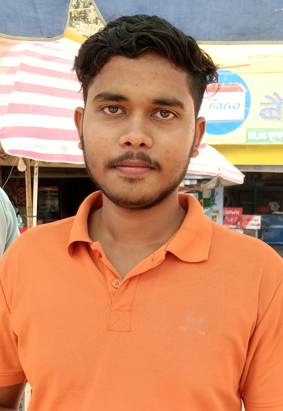 पीलीभीत के असम चौराहे पर पूरनपुर मार्ग पर खड़ी मैजिक।संवाद पीलीभीत के असम चौराहे पर पूरनपुर मार्ग पर खड़ी मैजिक।संवाद