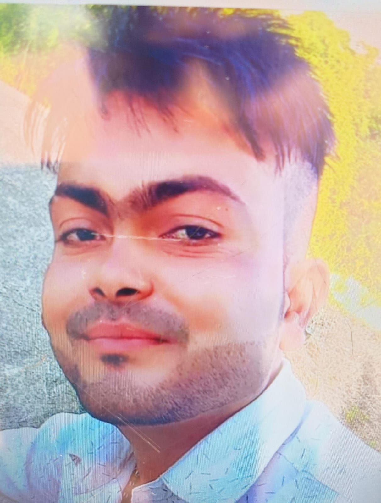 पीलीभीत के जिला चिकित्सालय में मौजूद मृतक गंगासरन के परिजन।संवाद पीलीभीत के जिला चिकित्सालय में मौजूद मृतक गंगासरन के परिजन।संवाद
