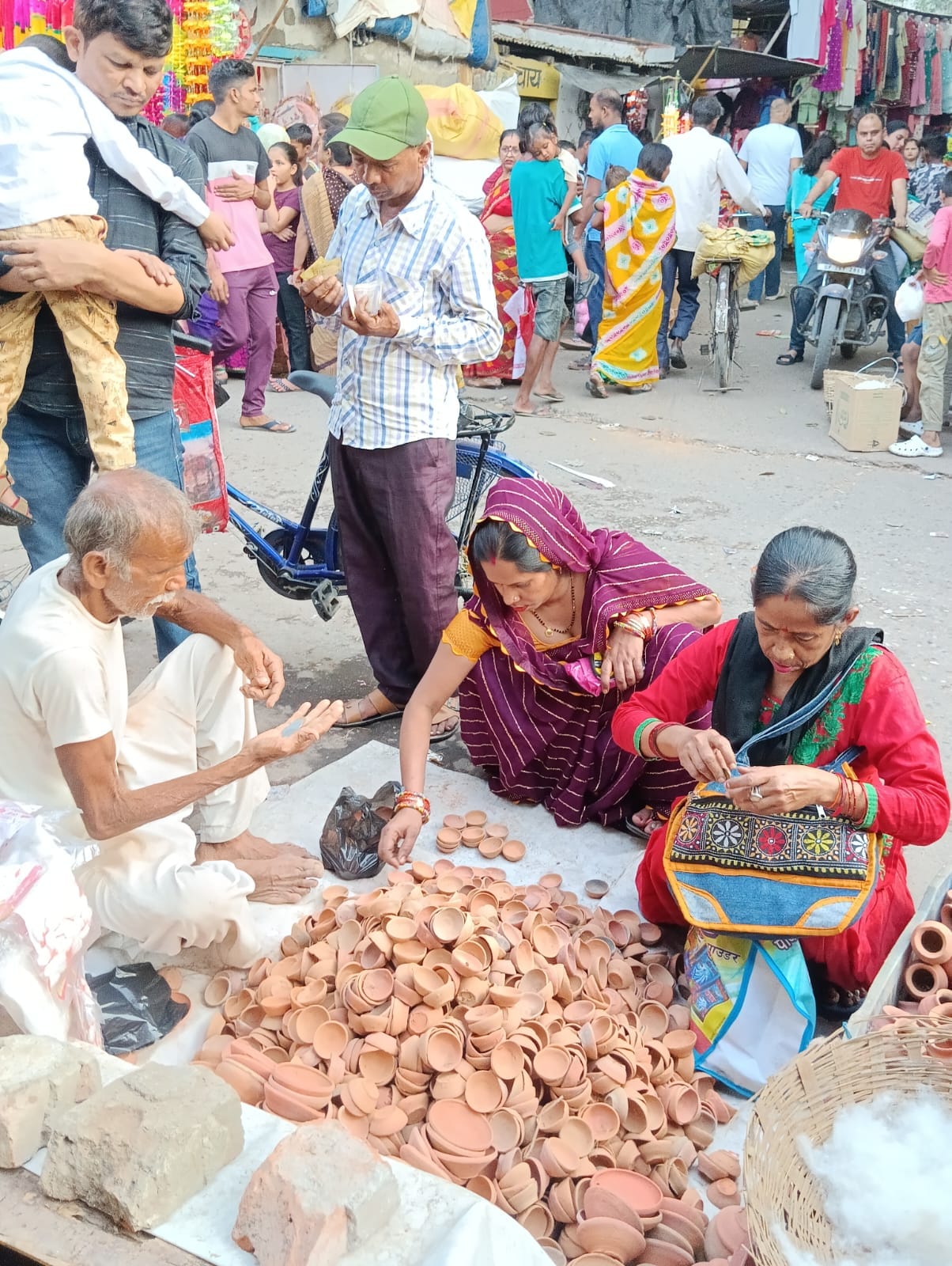 पीलीभीत में धनतेरस पर खरीददारी के लिए मंगलवार देररात तक शहर के जेपी मार्ग पर लोगों की भीड़ रही।