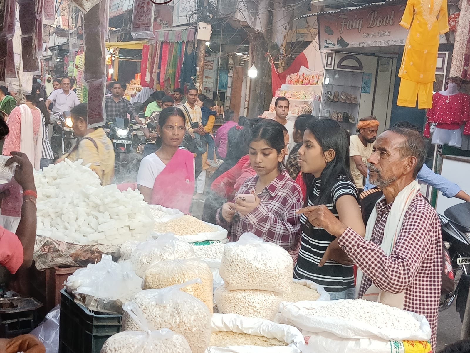 पीलीभीत में धनतेरस पर खरीददारी के लिए मंगलवार देररात तक शहर के जेपी मार्ग पर लोगों की भीड़ रही।