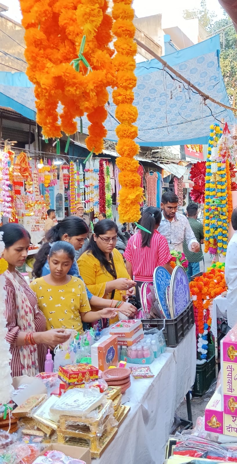 पीलीभीत में धनतेरस पर खरीददारी के लिए मंगलवार देररात तक शहर के जेपी मार्ग पर लोगों की भीड़ रही।