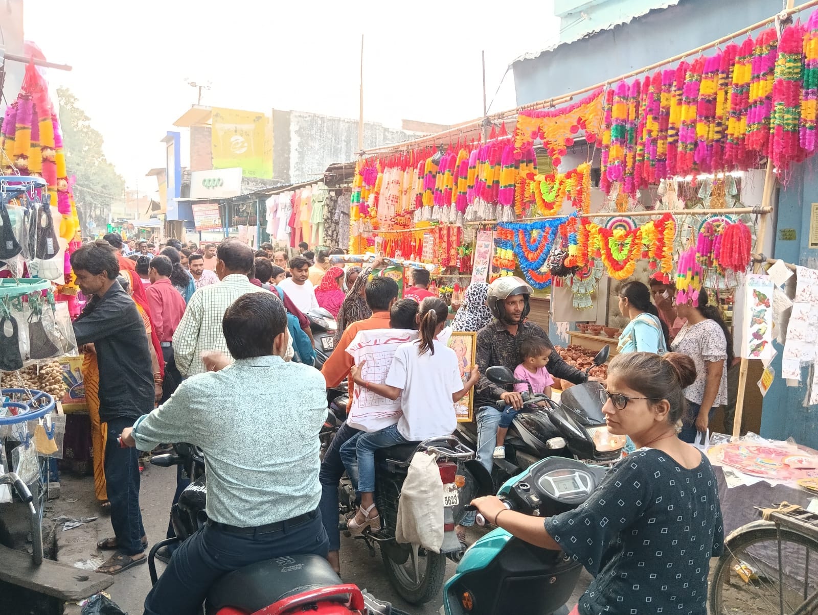 पीलीभीत में धनतेरस पर खरीददारी के लिए मंगलवार देररात तक शहर के जेपी मार्ग पर लोगों की भीड़ रही।